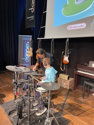 E-Drum mit Lennard Bertzbach und Kind