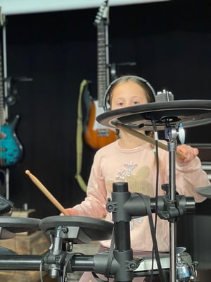 E-Drum Kind spielt ein E-Drum