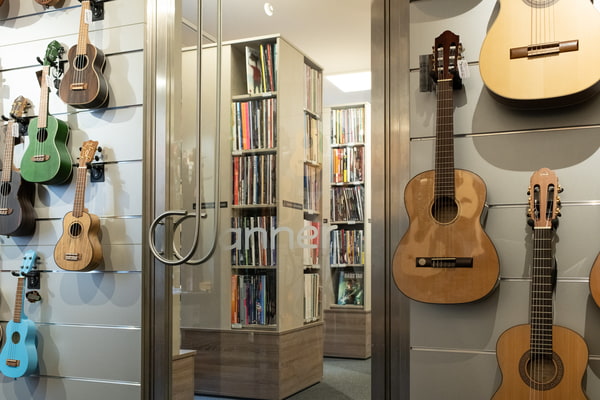Gitarren, Ukulelen und Noten